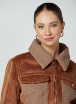 66010430_26_4-JAQUETA-DETALHES-SHEEPSKIN-BOLSOS-FRENTE