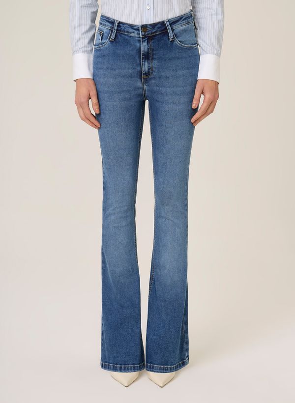 18023709_75_2-CALCA-JEANS-FLARE-DEMI-CURVE-DENIM-DRY