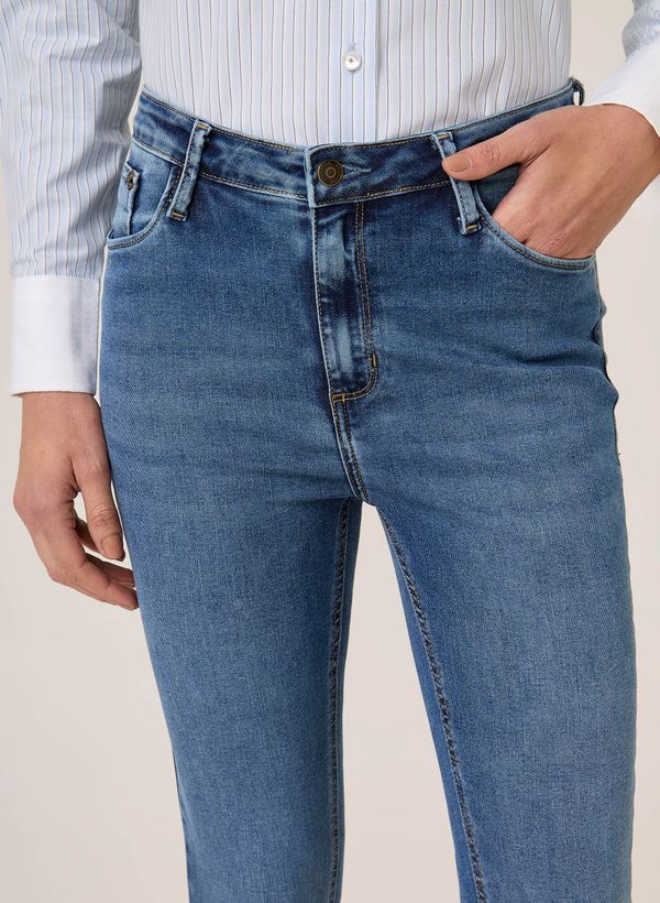 18023709_75_4-CALCA-JEANS-FLARE-DEMI-CURVE-DENIM-DRY